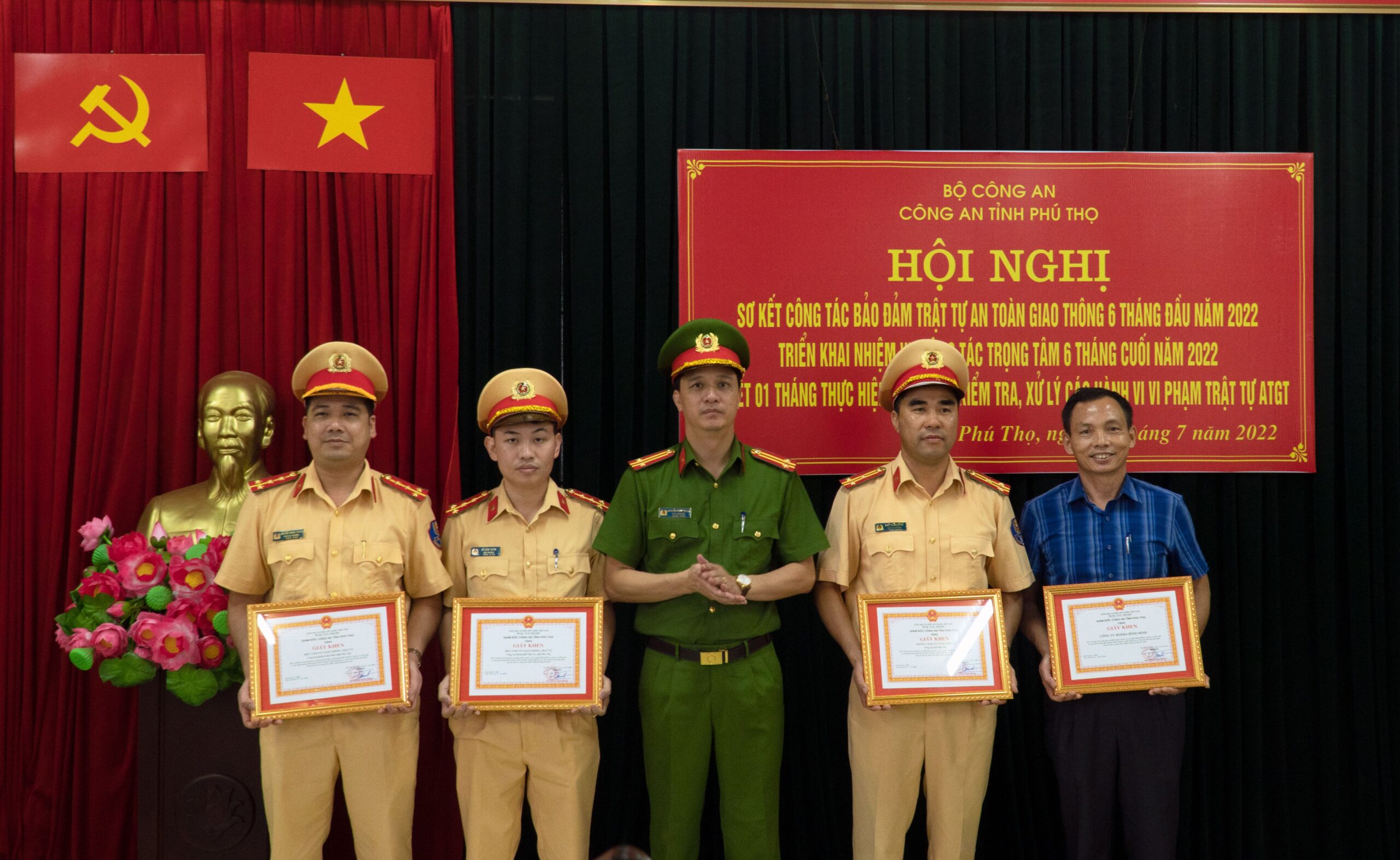 Thay mặt Công ty xe máy Bình Minh, anh Nguyễn Hợp Chính rất vinh dự được nhận bằng khen của phòng CS công an Tỉnh