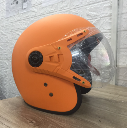 Mũ bảo hiểm có kính màu cam