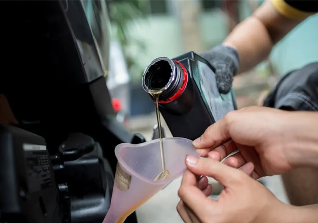 Dầu nhớt là "máu" của động cơ, giúp bôi trơn, giảm ma sát và làm mát động cơ