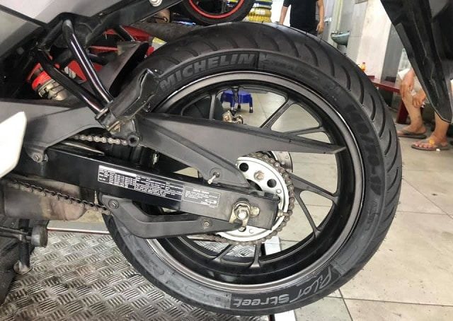 Kiểm tra áp suất lốp hàng tháng và đảm bảo lốp không có vết nứt, rách