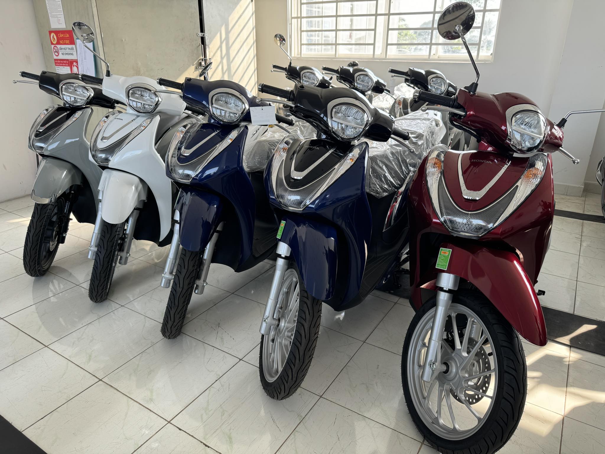 Lead Hay SH Mode - SH Mode gọn nhẹ, vẫn đủ dùng cho nhu cầu cơ bản Lead Hay SH Mode - SH Mode gọn nhẹ, vẫn đủ dùng cho nhu cầu cơ bản