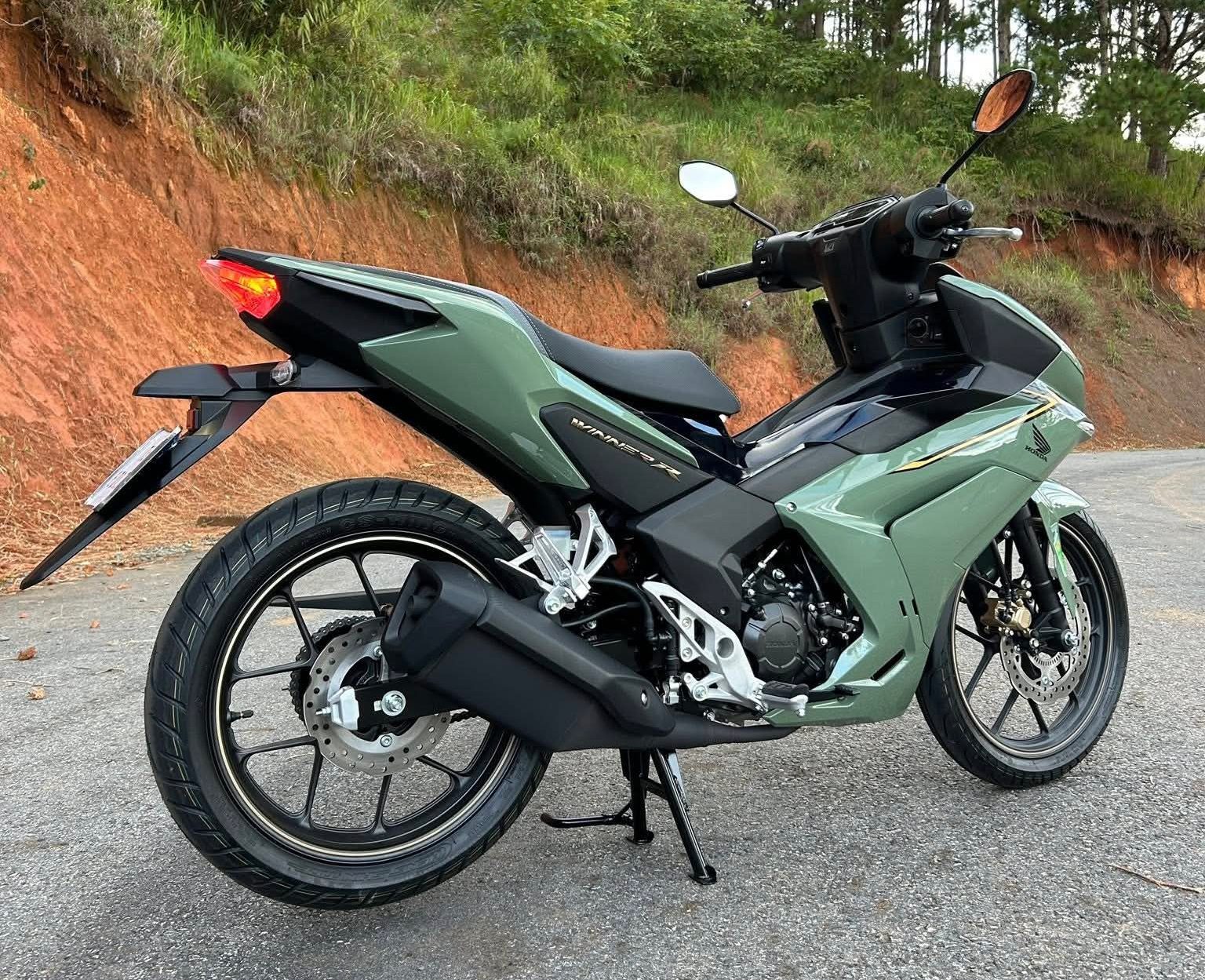 Honda Winner R 2026 phù hợp cho cả người lái cao 1m6 đến 1m8.