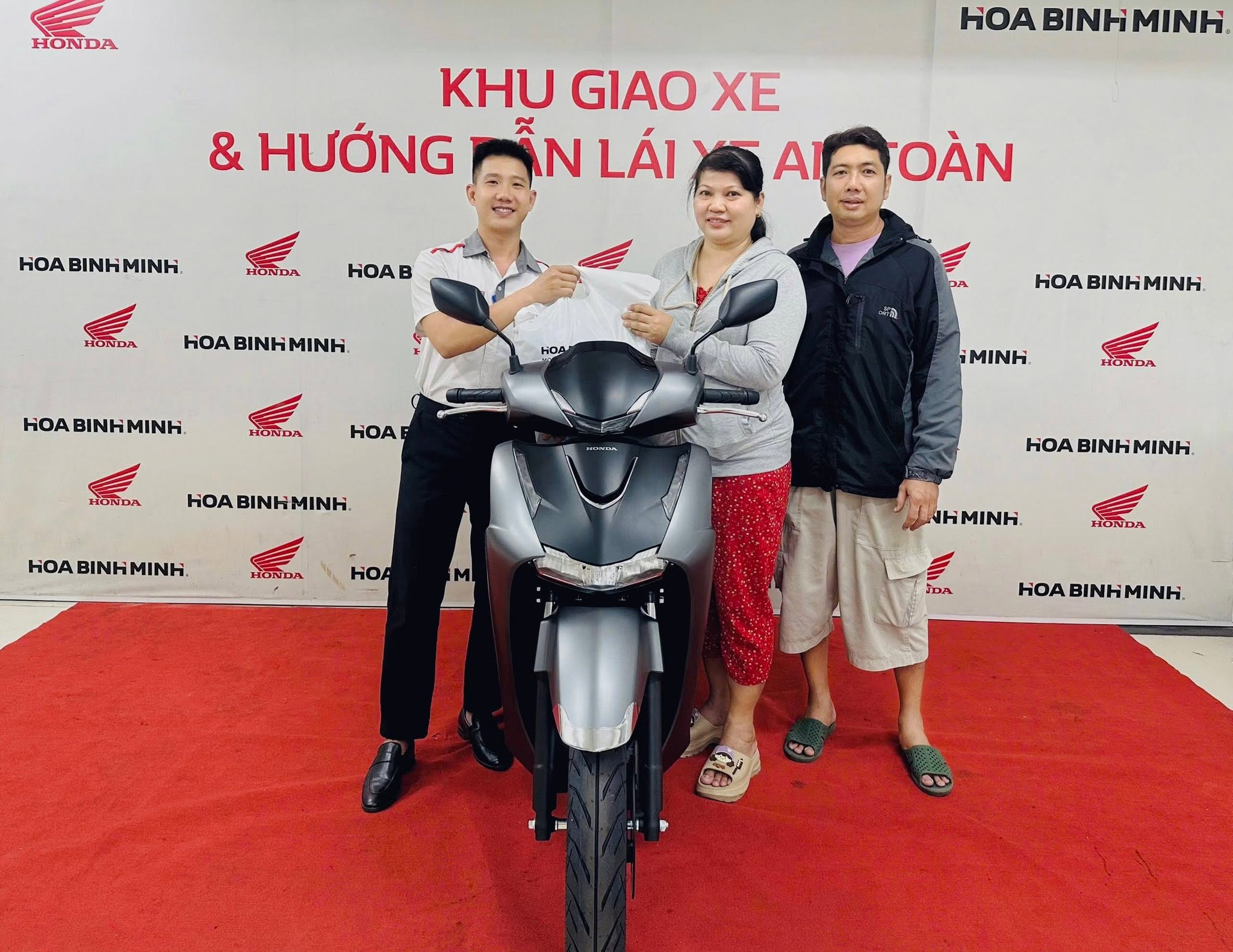 Honda SH160i phù hợp với khách hàng thích cảm giác mạnh mẽ khi đi xe Honda SH160i phù hợp với khách hàng thích cảm giác mạnh mẽ khi đi xe