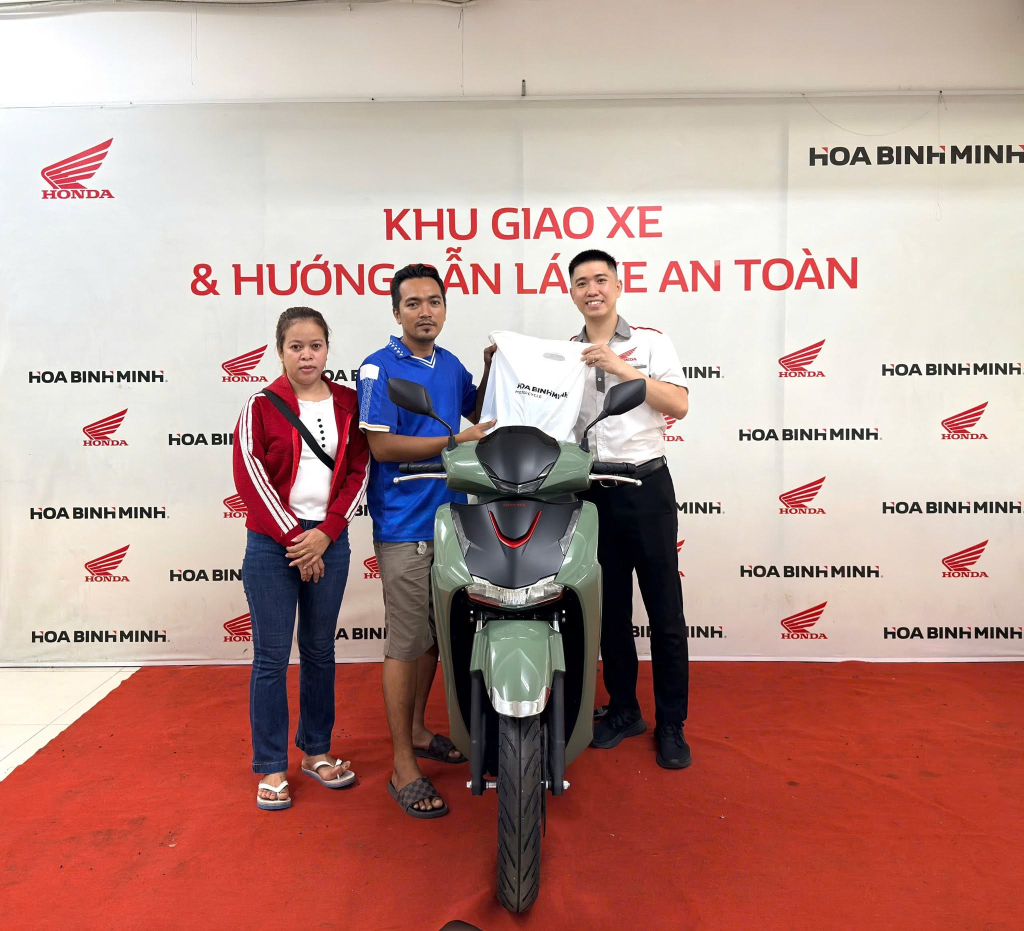SH125i vẫn rất đầm xe, vận hành êm và đủ sức chở 2 người SH125i vẫn rất đầm xe, vận hành êm và đủ sức chở 2 người
